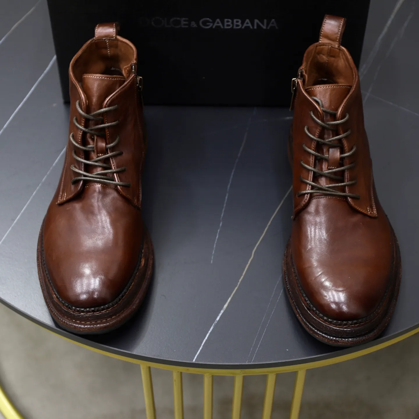 Ex-factory price: 1320💰DG men’s new horse leather work boots! Dongguan's top quality work boots are made of washed horsehide. The body is scratched and distressed. It is a work of hand-rubbing craftsmanship. The collar is wrapped in soft cow leather. It is simple and beautiful, fashionable and casual. It is equipped with a full cowhide lining and embossed logo feet. It is matched with a combination of genuine leather and zigzag rubber outsole. Look at the details of the leather material. If you pursue high quality, check it out! Extremely comfortable! Comes with original box and dust bag! Size: 38-39-40-41-42-43-44 standard leather shoe size